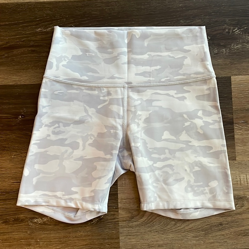 Lululemon Wunder Under Short 6" Ribbed - Size 8